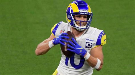 Comparing Yahoo, ESPN fantasy football rankings for 2024 to find slee.